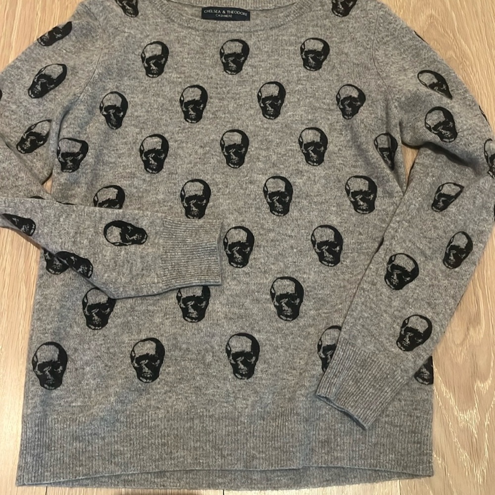 Chelsea & Theodore 100% Cashmere skull Sweater Black and Gray Crew neck small